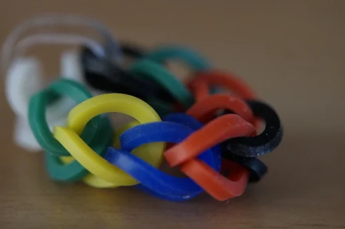 Jak zrobić bransoletkę z gumek? – kreatywna biżuteria DIY